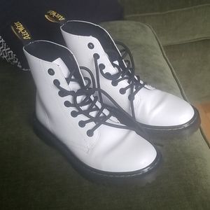 DR.MARTENS WOMENS LUANA COMBAT BOOT - WHITE